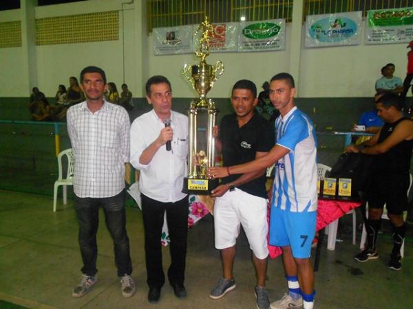 Prefeito Gilberto J&uacute;nior &eacute; homenageado na final da Ta&ccedil;a Cidade de Floriano.(Imagem:Secom)