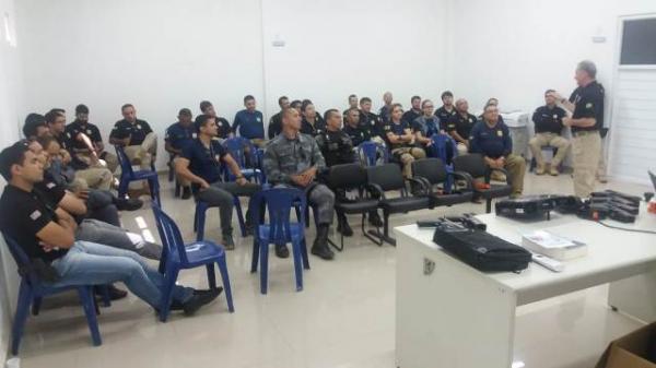 PRF realiza capacita&ccedil;&atilde;o para o uso de Dispositivo Condutor de Eletricidade para agentes de Floriano.(Imagem:PRF)