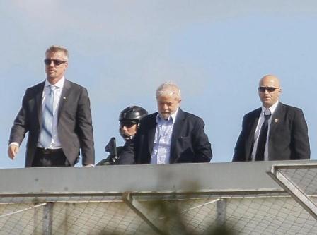 Lula resiste, mas deve deixar a prisão em Curitiba pelas mãos de seus acusadores