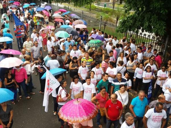 Governador envia carta pedindo "bom senso" a professores grevistas do PI