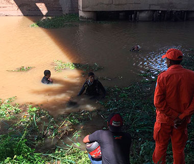 Bombeiros acham corpo de mulher que caiu da ponte JK