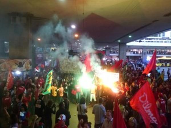 Manifestações pela Petrobras reúnem milhares pelo Brasil