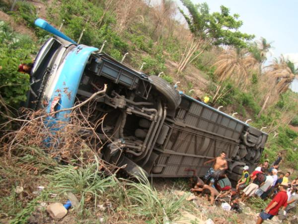 Acidente envolvendo carros e ônibus deixa dois mortos na BR 316