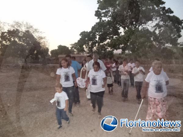 Prociss&atilde;o marca encerramento do festejo de Santa Teresinha na zona rural de Floriano.(Imagem:FlorianoNews)