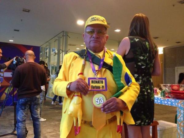 Rep&oacute;rter Amarelinho chega ao est&uacute;dio da Rede Globo.(Imagem:FlorianoNews)