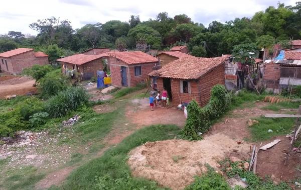 Fam&iacute;lia mora na ocupa&ccedil;&atilde;o Terra Prometida, na Zona Sul de Teresina(Imagem:Neyara Pinheiro/TV Clube)