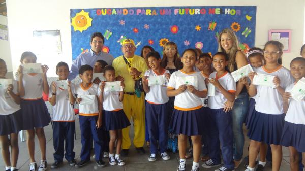 Distribui&ccedil;&atilde;o de kits odontol&oacute;gicos em escolas da rede p&uacute;blica de Floriano. (Imagem:FlorianoNews)