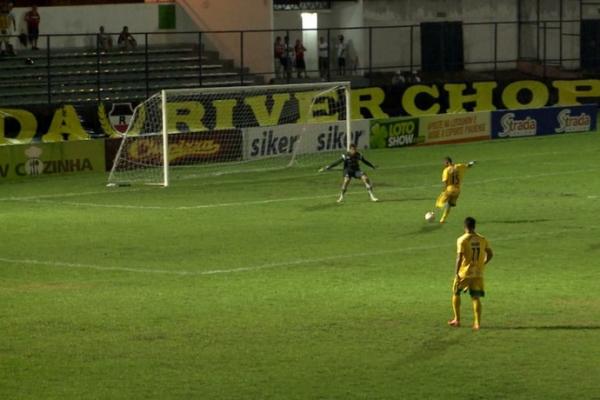 Neguinho Para&iacute;ba tinha apenas o goleiro em sua frente, mas mandou longe do gol.(Imagem:Reprodu&ccedil;&atilde;o)