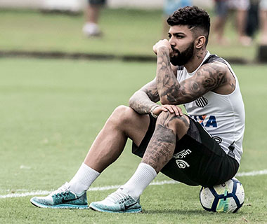Com cinco meses de atraso, Santos e Vasco se enfrentam no Pacaembu