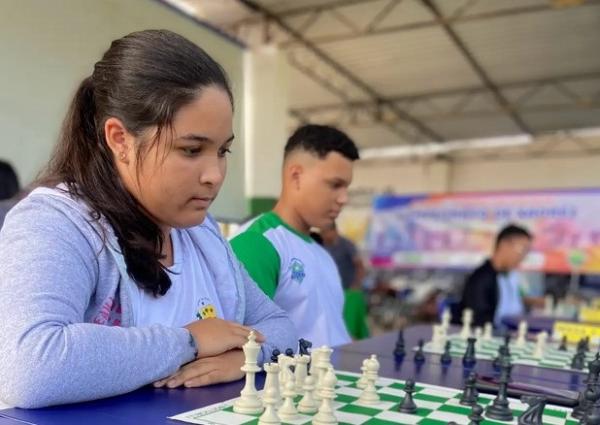 Os esportes nas escolas de tempo integral têm estimulado o desenvolvimento físico, emocional e cultural dos alunos. O xadrez tem ganhado espaço e encantado os estudantes.(Imagem:Divulgação)