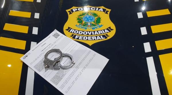 PRF cumpre mandado de prisão na BR 230 e prende estelionatário em Floriano