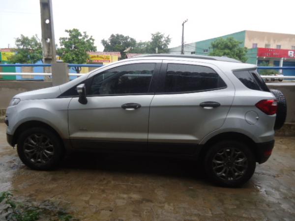 Carro supostamente usado em assaltos &eacute; abandonado em Bar&atilde;o de Graja&uacute;.(Imagem:FlorianoNews)