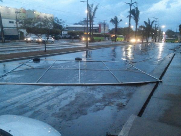 Queda de placa durante a chuva deixa quase 40 bairros de Teresina sem energia