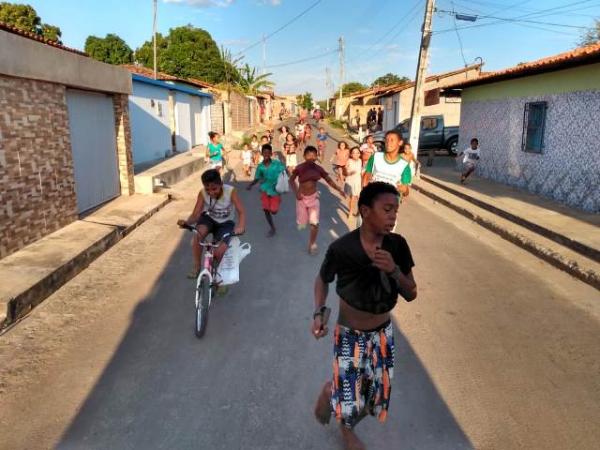 Palha&ccedil;o Carrapeta faz a alegria das crian&ccedil;as com distribui&ccedil;&atilde;o de bombons (Imagem:FlorianoNews)