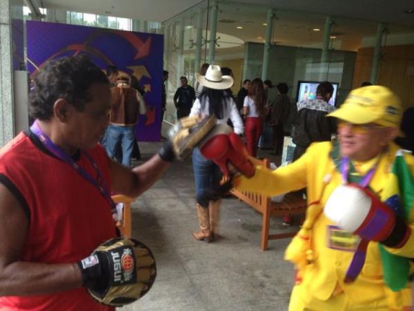 Rep&oacute;rter Amarelinho chega ao est&uacute;dio da Rede Globo.(Imagem:FlorianoNews)