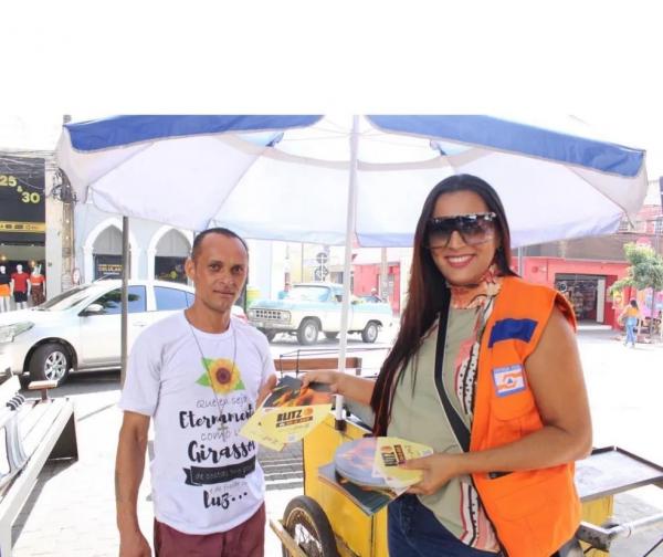 Blitz do B-r-o-br&oacute; distribui informa&ccedil;&atilde;o, no Centro de Teresina, sobre os riscos do calor &agrave; sa&uacute;de.(Imagem:Divulga&ccedil;&atilde;o/Sedec)