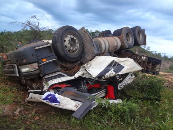 Carreta tomba na PI-135 causando a morte do motorista.(Imagem:FlorianoNews)