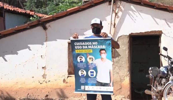 Rom&aacute;rio Vieira de S&aacute; tamb&eacute;m foi multado. Sem condi&ccedil;&otilde;es de pagar o valor, optou pela pena alternativa de segurar o cartaz.(Imagem:Reprodu&ccedil;&atilde;o/TV Clube)