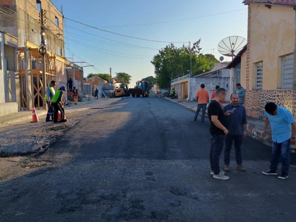 Secretaria de Infraestrutura inicia asfaltamento das ruas Defala Attem e Elias Oka em Floriano
