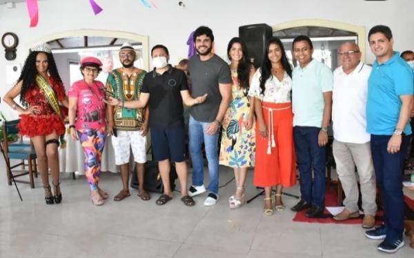 Deputado Francisco Costa prestigia live de carnaval em Floriano