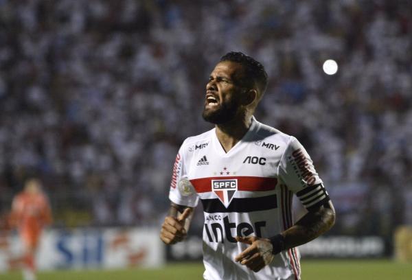 Daniel Alves vê Diniz e Cuca com ideias opostas e chama Antony de "diamante" do São Paulo