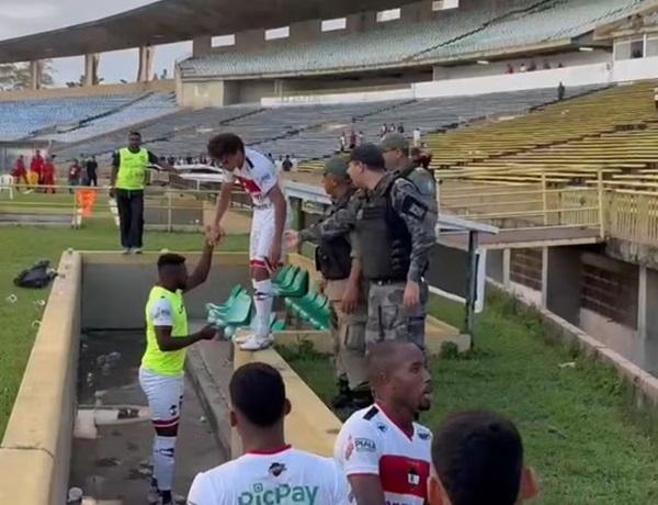 Meia do River-PI &eacute; contido por policiais e jogadores ap&oacute;s bate-boca com torcida(Imagem: Julio Costa)