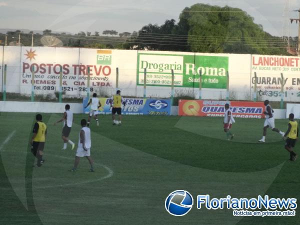 Jogadores treinam para partida solid&aacute;ria que acontece nesta sexta no est&aacute;dio Tiber&atilde;o.(Imagem:FlorianoNews)