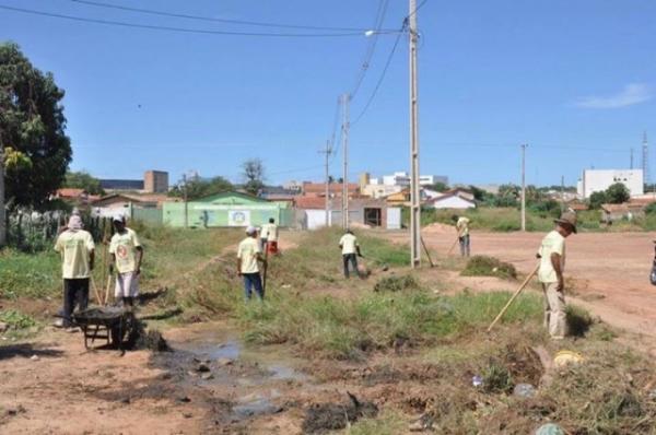  Primeira semana do mutir&atilde;o de limpeza retira 132 carradas de lixo das ruas de Floriano.(Imagem:SECOM)
