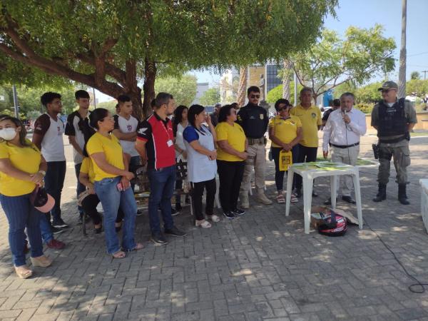 A&ccedil;&atilde;o na Pra&ccedil;a Dr. Sebasti&atilde;o Martins sensibiliza sobre a import&acirc;ncia do tr&acirc;nsito seguro em Floriano.(Imagem:FlorianoNews)