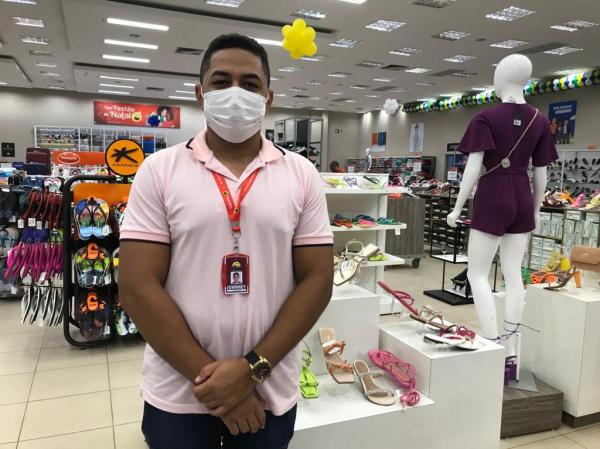 Jhoney, chefe do setor de cal&ccedil;ados do Armaz&eacute;m Para&iacute;ba(Imagem:FlorianoNews)
