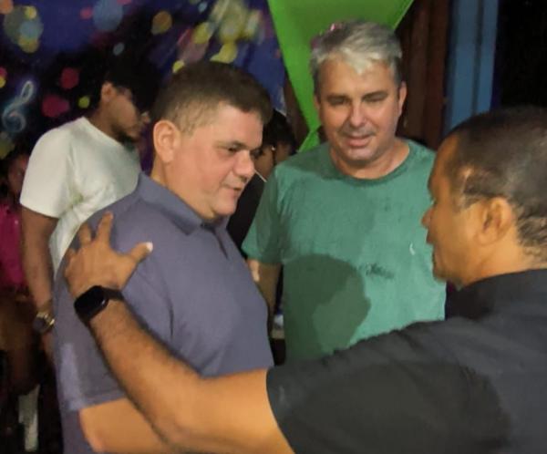  Deputado F&aacute;bio Xavier participa do carnaval de Floriano ao lado do l&iacute;der pol&iacute;tico Maur&iacute;cio Bezerra.(Imagem:Divulga&ccedil;&atilde;o)