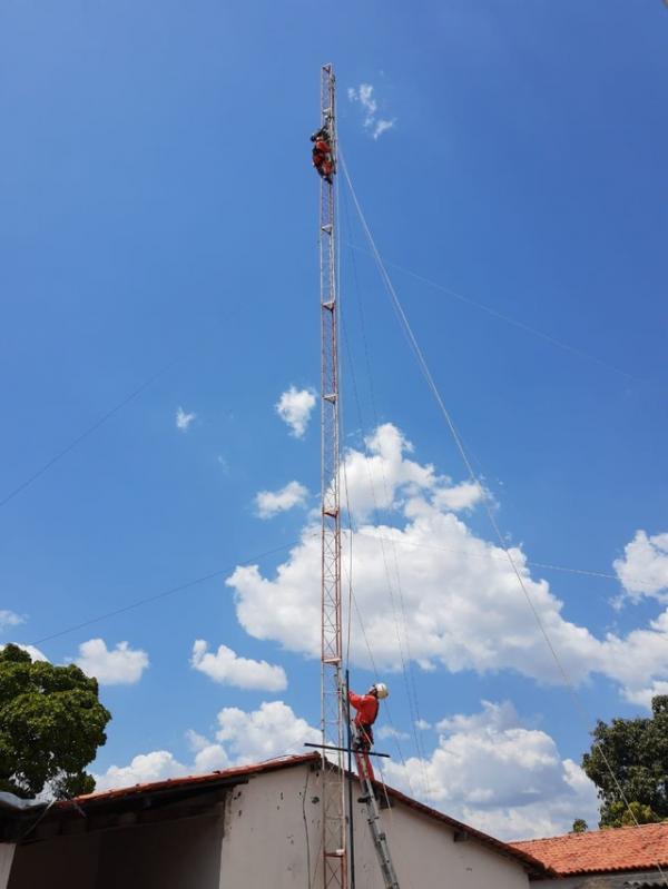 Homem morre eletrocutado ao fazer manutenção de torre de internet em Floriano