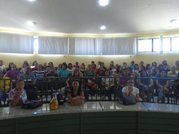 Com um terço das férias atrasado, professores da rede municipal deflagram greve em Floriano