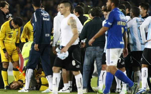 Assistente fica ca&iacute;do no gramado depois da agress&atilde;o de Elano. (Imagem:AP)