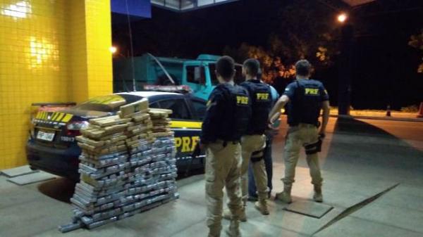 PRF prende condutor que transportava 300 kg de  droga no caminhão em Floriano