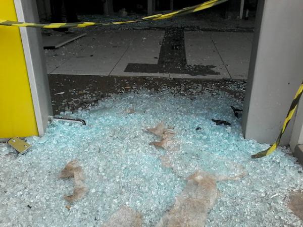 Quadrilha explode caixas eletrônicos das agências dos Bancos do Brasil e Bradesco