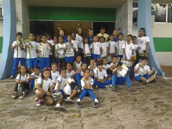 Alunos da Escola Municipal Francisco Dutra visitam prédios públicos