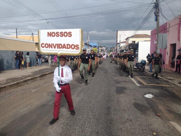 Gin&aacute;sio Primeiro de Maio celebra 68 anos com desfile marcante pelas ruas de Floriano(Imagem:FlorianoNews)