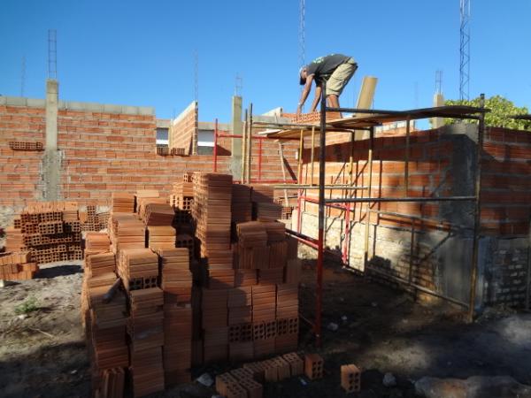 Prefeito visita obras de Unidade B&aacute;sica de Sa&uacute;de em Floriano.(Imagem:FlorianoNews)