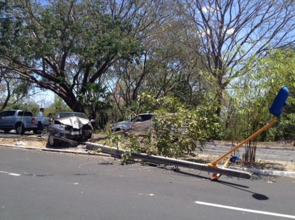 Carro derrubou poste e uma &aacute;rvore na Avenida Maranh&atilde;o, Zona Sul de Teresina.(Imagem:Catarina Costa/G1)
