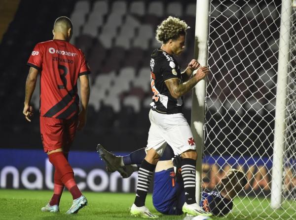  Figueiredo lamenta chance perdida em Vasco x Athletico-PR.(Imagem: Andr&eacute; Dur&atilde;o/ge )