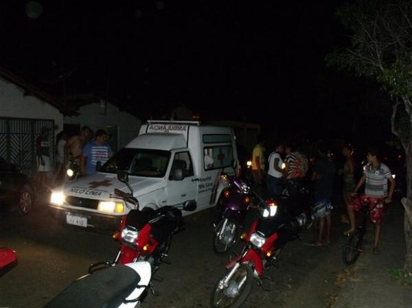 Mulher foi atingida por quatro facadas e encaminhada para Teresina.(Imagem:Jailson Lima/Portal PI 10)