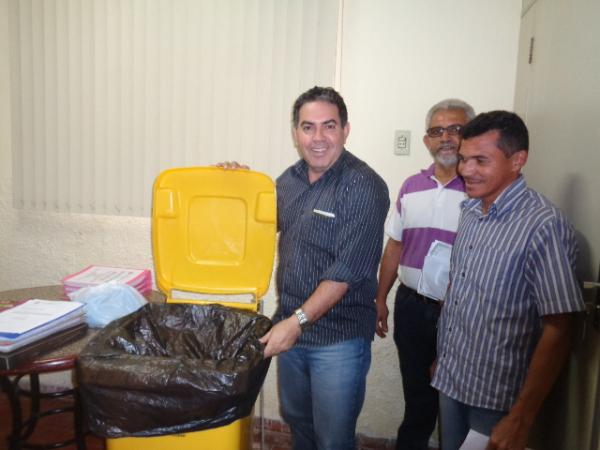Prefeitura de Floriano adquire carrinhos coletores de lixo para limpeza pública