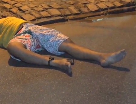 Jovem com tornozeleira eletrônica é morto com quatro tiros na porta de casa