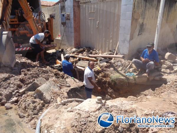 Vazamentos em canos suspendem abastecimento de &aacute;gua em Floriano.(Imagem:FlorianoNews)