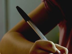 Pai é preso após filha contar sobre estupro para colegas de escola