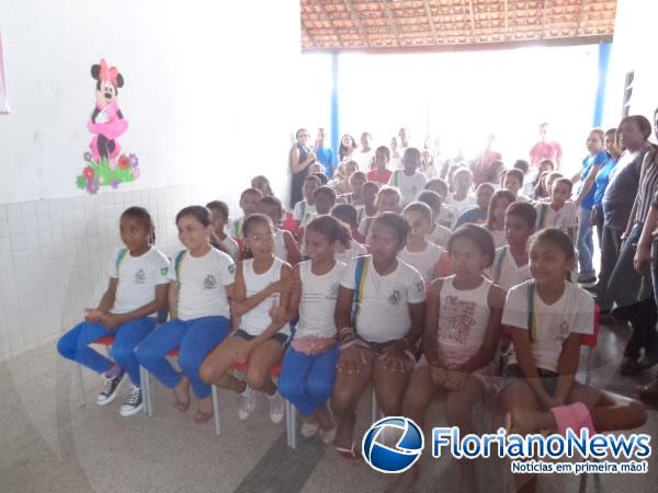 Alunos se divertem com apresenta&ccedil;&atilde;o de dan&ccedil;as na Semana da Crian&ccedil;a.(Imagem:FlorianoNews)