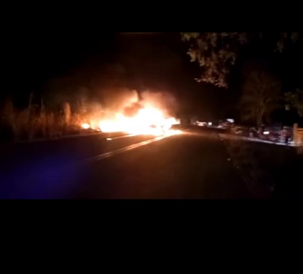Carro com paredão de som pega fogo durante festa na zona rural de Floriano