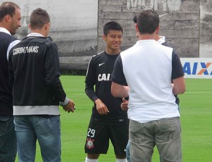 Zizao faz golaço em treino e é tietado até por time de futsal do Corinthians
