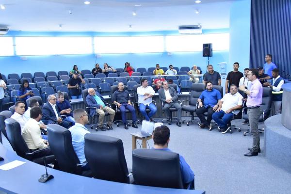 Vereador Felipe Vieira se re&uacute;ne com &Aacute;guas do Piau&iacute; para tratar sobre abastecimento de &aacute;gua em Floriano(Imagem:Ascom)